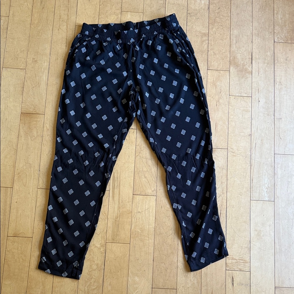 H&M women’s  Black Geometric pants